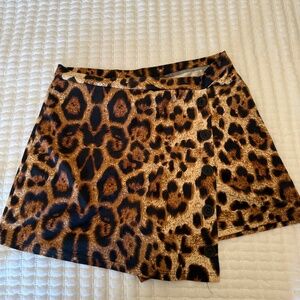 Leopard print mini skort with shorts build in Size Medium skirt